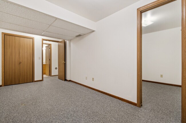 Building Photo - 1121 W Hillcrest Dr
