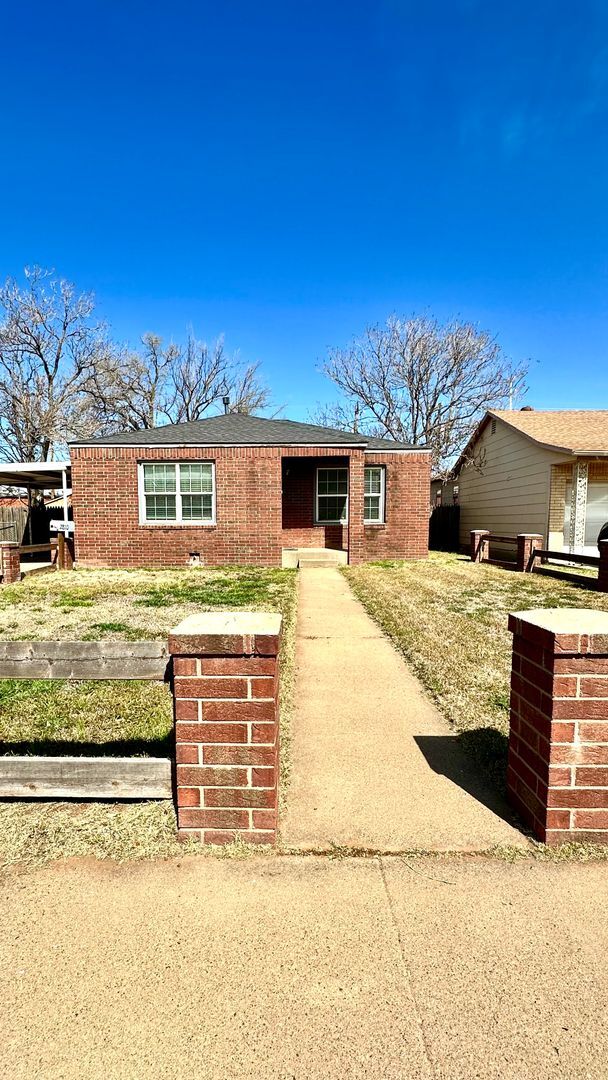 Building Photo - Super Cute 2/1 Just Minutes From Tech and Hospitals!