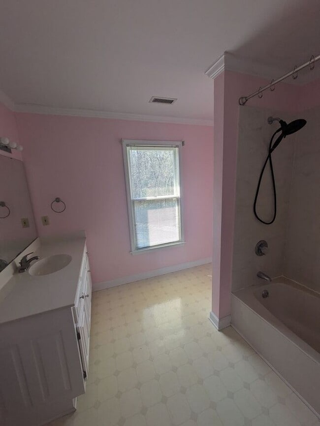 Building Photo - Four Bedroom Single Family Home in Hickory, NC!