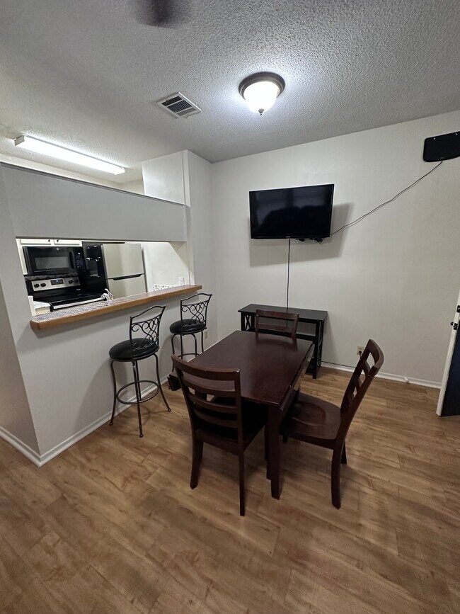 Dining area - 2905 Swisher St