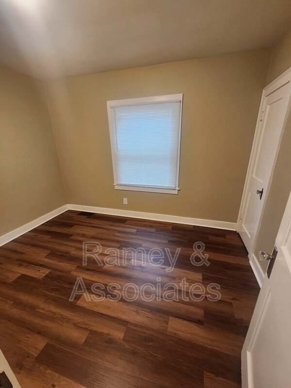 Building Photo - 1772 W Gaulbert Ave