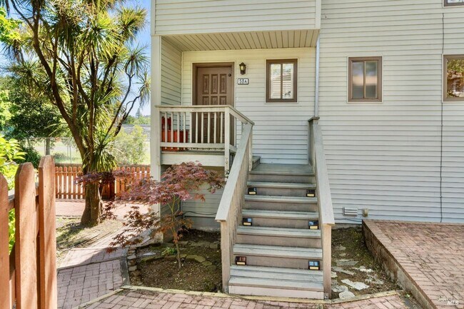 Building Photo - Lovely 2bd/1.5ba Townhome in Heart of San Anselmo