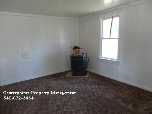 Building Photo - 2 Bedroom House with Large Yard