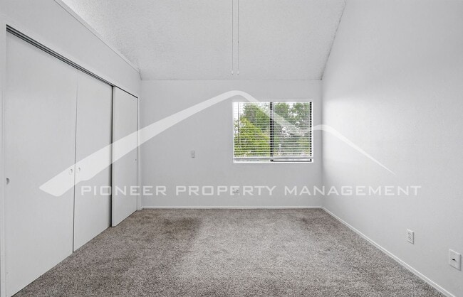 Building Photo - Charming Condo with Washer/Dryer and Mount...