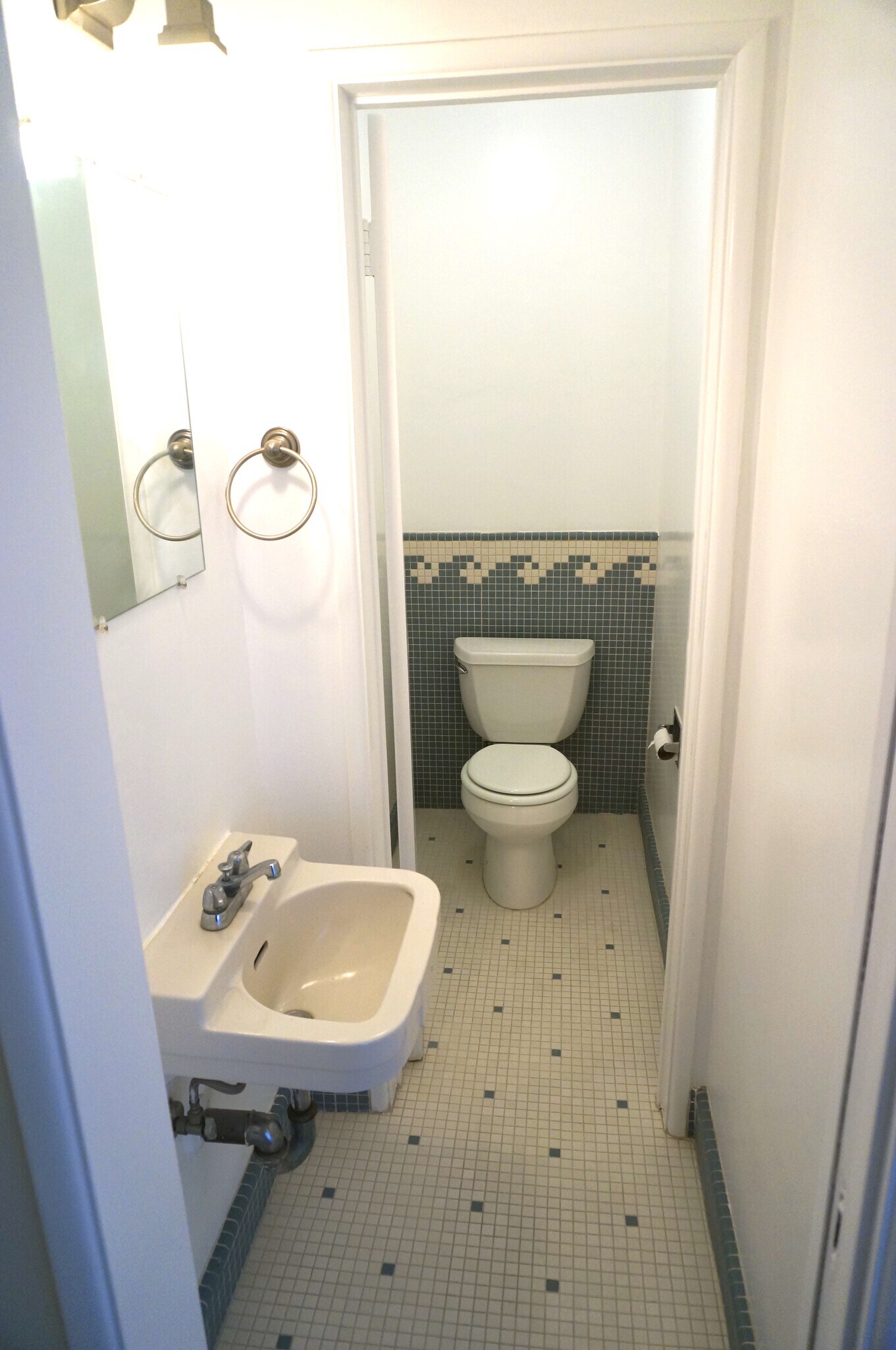 Downstairs bathroom - 14333 Albers St