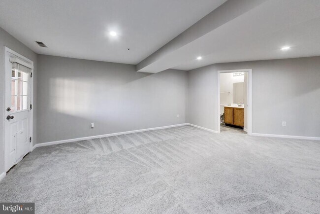 Building Photo - 9868 Sherwood Farm Rd