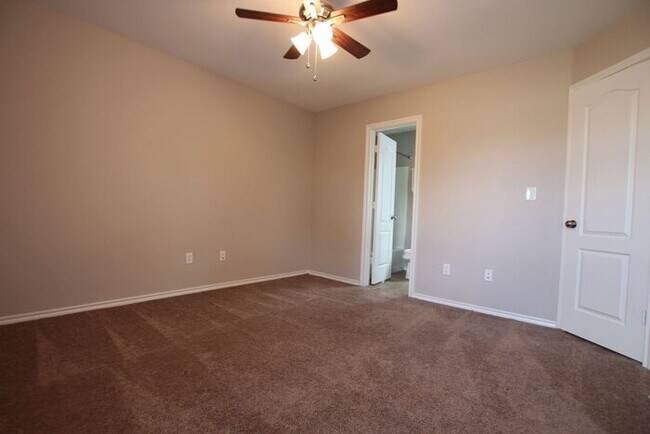 Building Photo - 1 Bedroom 1.5 Bath Townhome for Rent in Li...