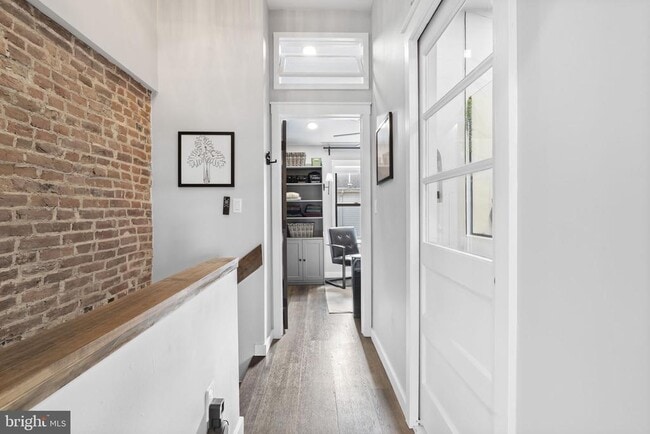 Building Photo - 526 E Thompson St