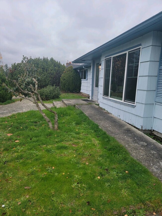 Building Photo - 10617 Westwood Dr SW