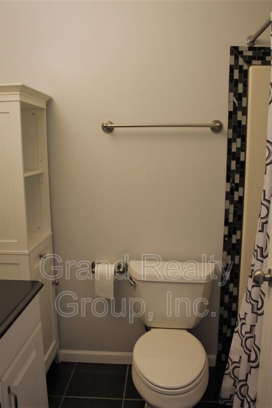 Building Photo - 440 Meadow Green Ln