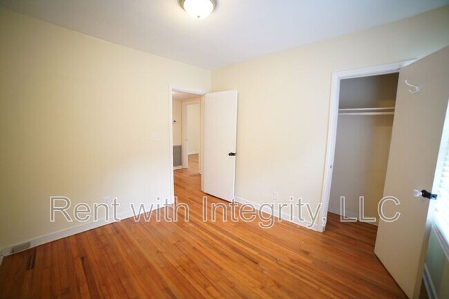 Building Photo - 1935 Temple Dr