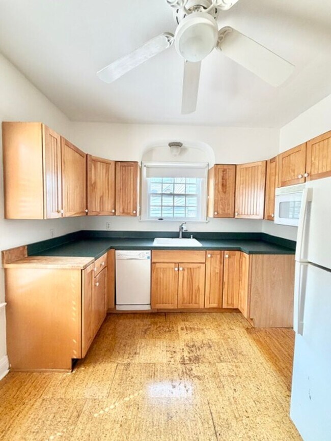 Building Photo - 2414 Brighton Dr