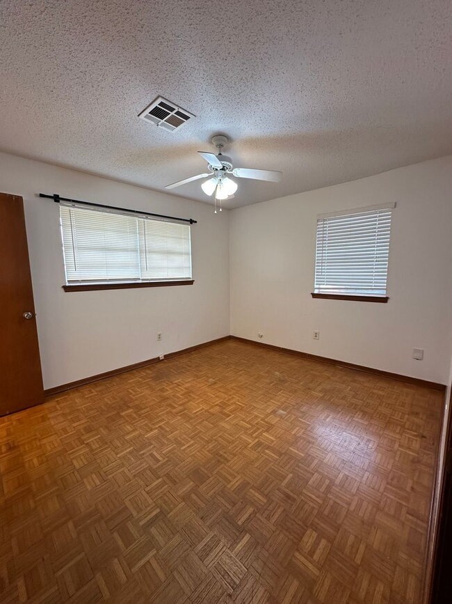 Building Photo - 3 Bed, 1.5 Bath, 1 Car garage