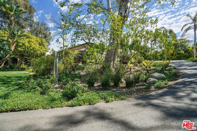 Building Photo - 6254 Busch Dr