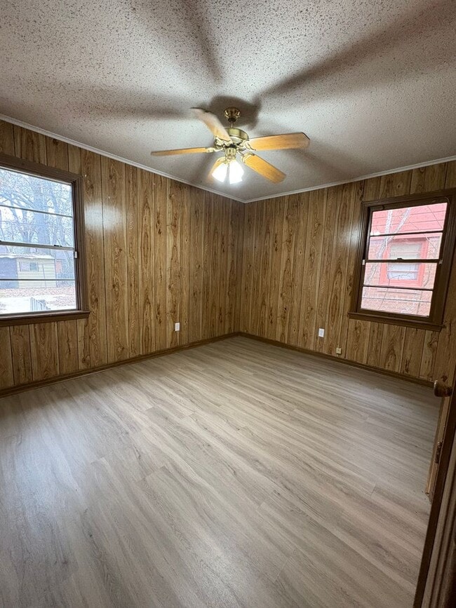 Building Photo - Beautiful 3 bedroom/1 bath home with Fireplace and Central HVAC!