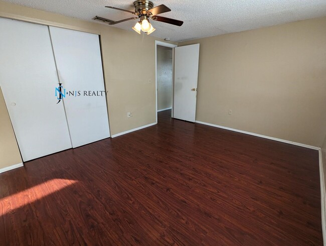 Building Photo - BEAUTIFUL 3/2/1 1525 Sq. Ft. with open flo...