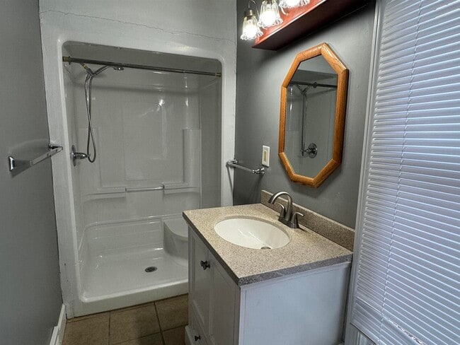 Building Photo - 710 E 13th St