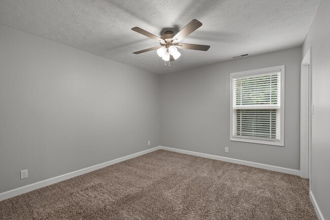 Building Photo - Pet Friendly Four Bedroom!