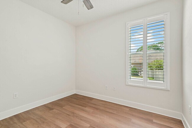 Building Photo - Expansive 4 bedroom, 3 bath remodeled home in gated community