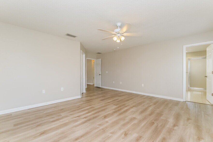 Building Photo - 9121 Lantern Oak Way