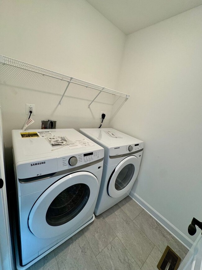 Building Photo - Brand New  END UNIT Townhouse For Rent in ...