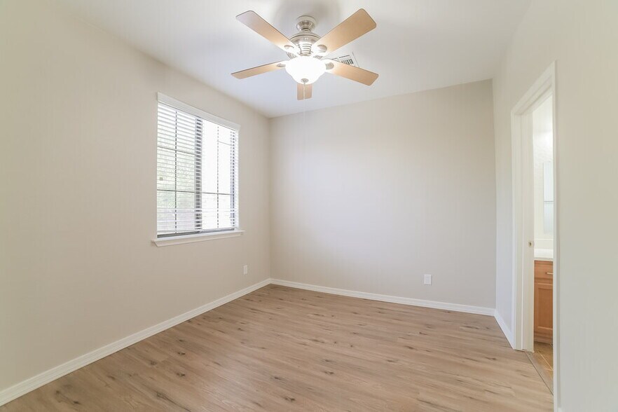 Building Photo - 2302 W Jake Haven