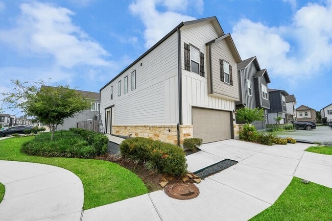 Building Photo - 3830 Glossy Lk Dr