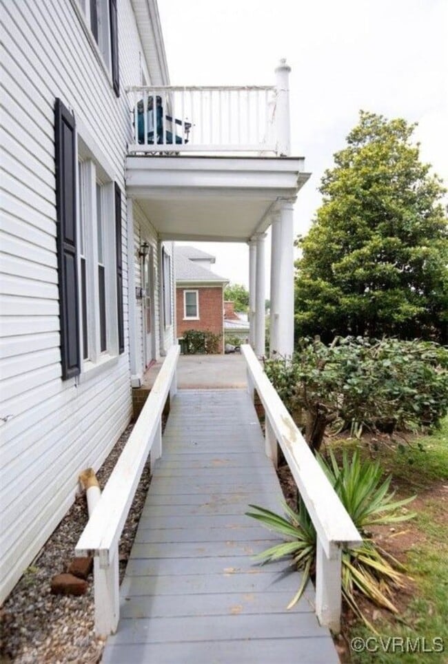 Building Photo - 405ES
