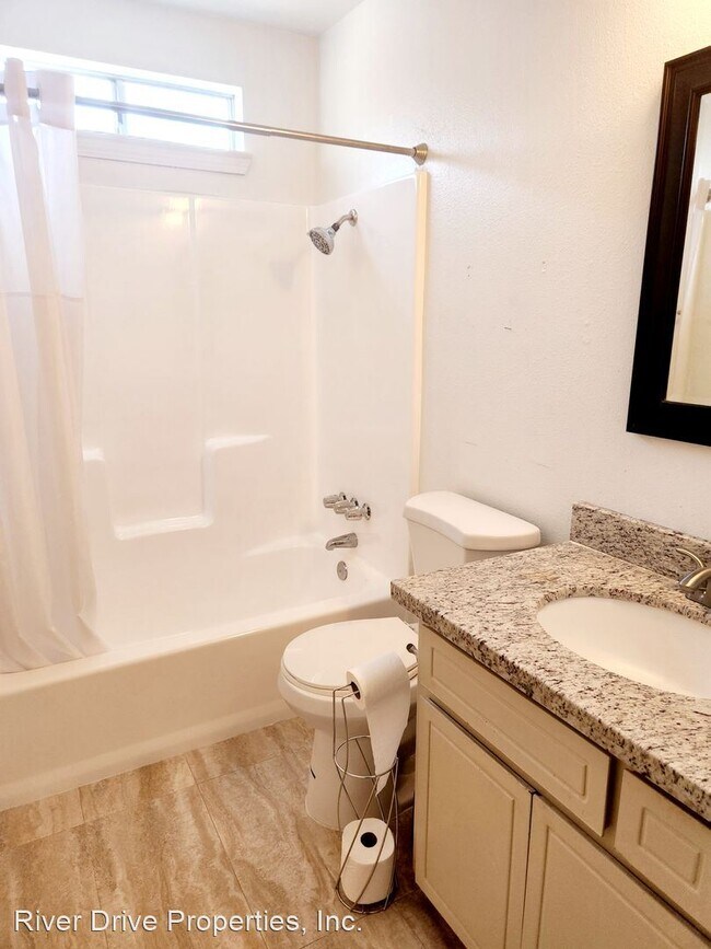 Building Photo - 2 br, 2.5 bath House - 932 E. Oakridge Avenue