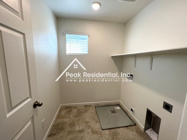 Building Photo - Brand New Citrus Heights 4bd/3ba Home with 2 Car Garage