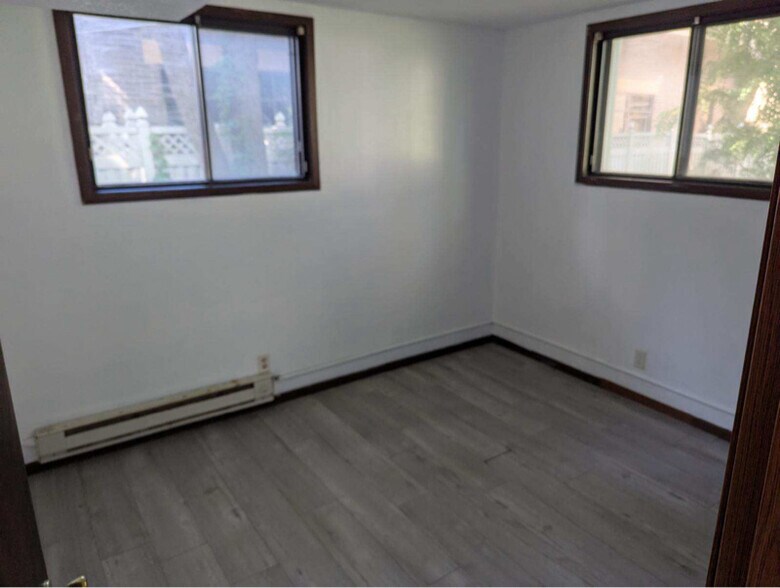 Building Photo - 909 7th St