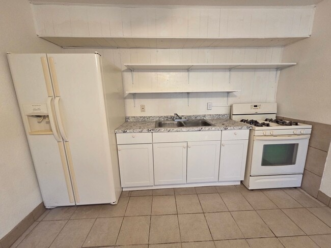 Building Photo - Small 2 bedroom 1 bath Apartment