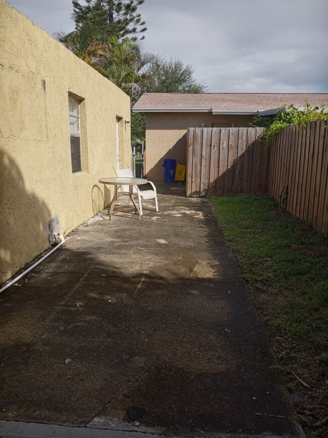 Building Photo - Come see this 2/1 with no Hoa