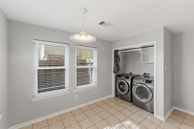 Building Photo - 3111 Glenwood Dr