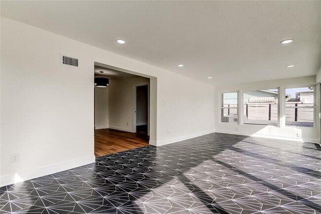 Building Photo - 8722 Elmwood Ln