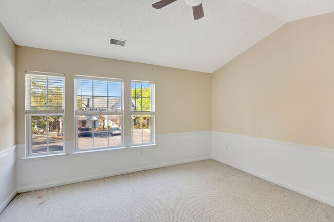 Building Photo - Townhouse available in Summer Wood!