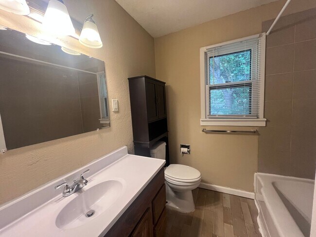 Building Photo - Cute 3 bedroom, 1 bath home
