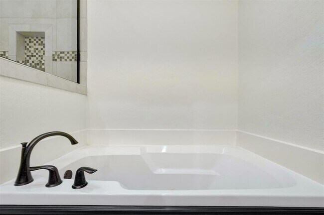 Building Photo - 3616 Burlington Dr