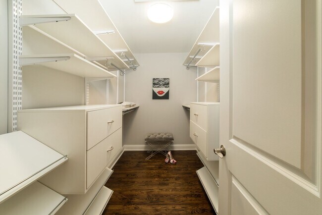 Building Photo - Luxury 3-Bed/1.5 Bath East Rock Condo Avai...