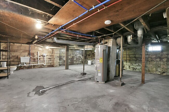 Building Photo - Large Single Family Rental - Available Now
