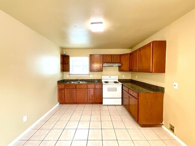 Building Photo - **MOVE IN SPECIAL** Convenient & Low-Maintenance Living Near St. Mary’s University!