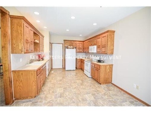 Building Photo - 1950 W Surrey-