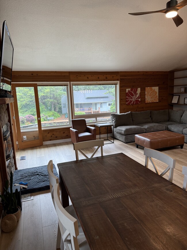 Building Photo - 1253 E Lagoon Dr