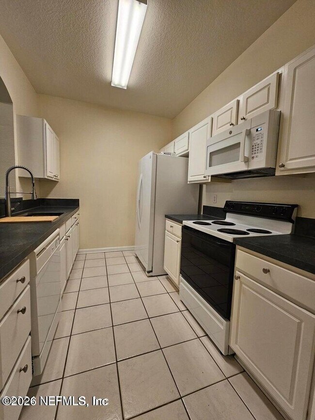 Building Photo - 10550 Baymeadows Rd