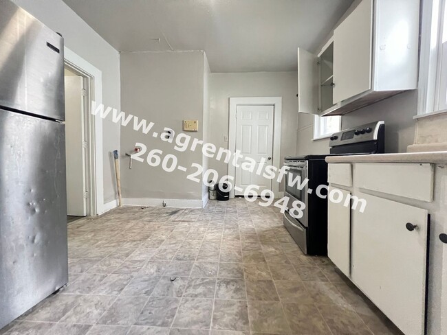 Building Photo - 2 bedroom house -  $300 off the first mont...