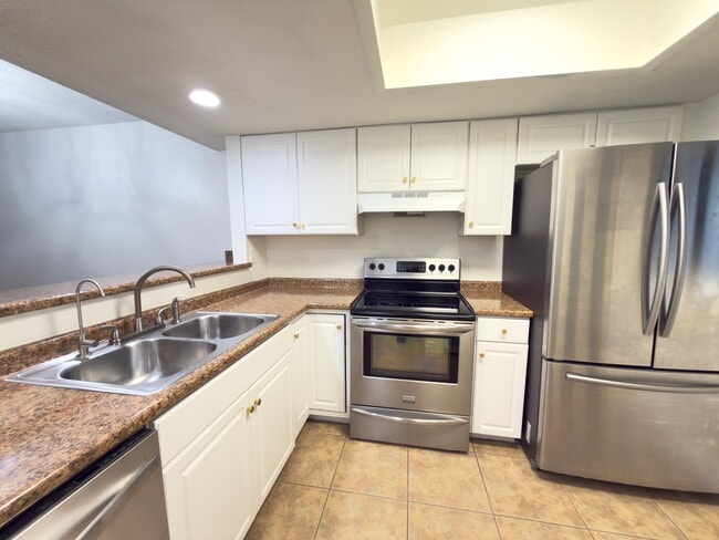 Building Photo - 27 Court Dr