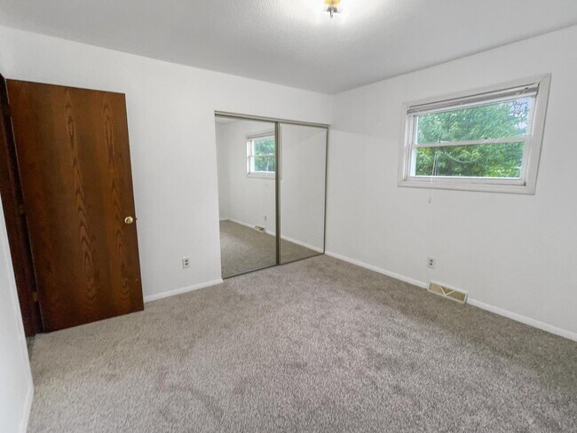 Building Photo - 2300 Elmer Dr NE