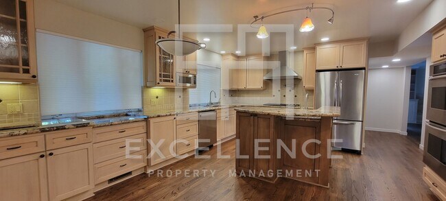 Building Photo - Spacious 5/3 Home With Fully Updated Kitchen, Over 2500SF of Space, Pets Negotiable