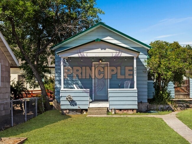 Building Photo - Charming Bungalow Downtown