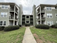 Building Photo - 979 Stewarts Creek Dr